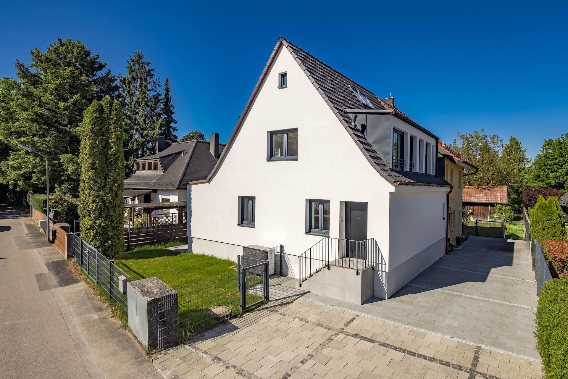 Hausansicht und Garten