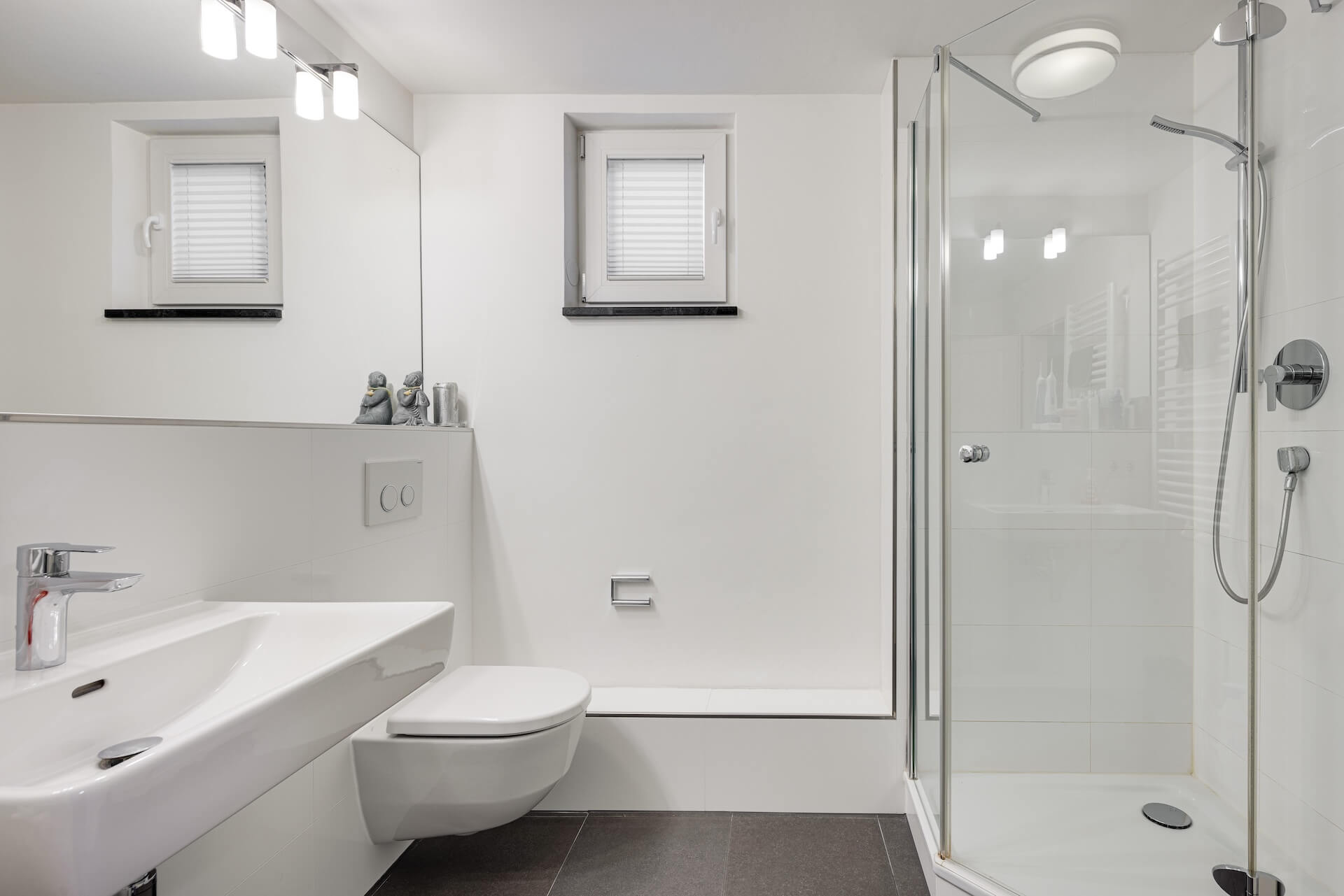 Badezimmer mit Dusche im UG