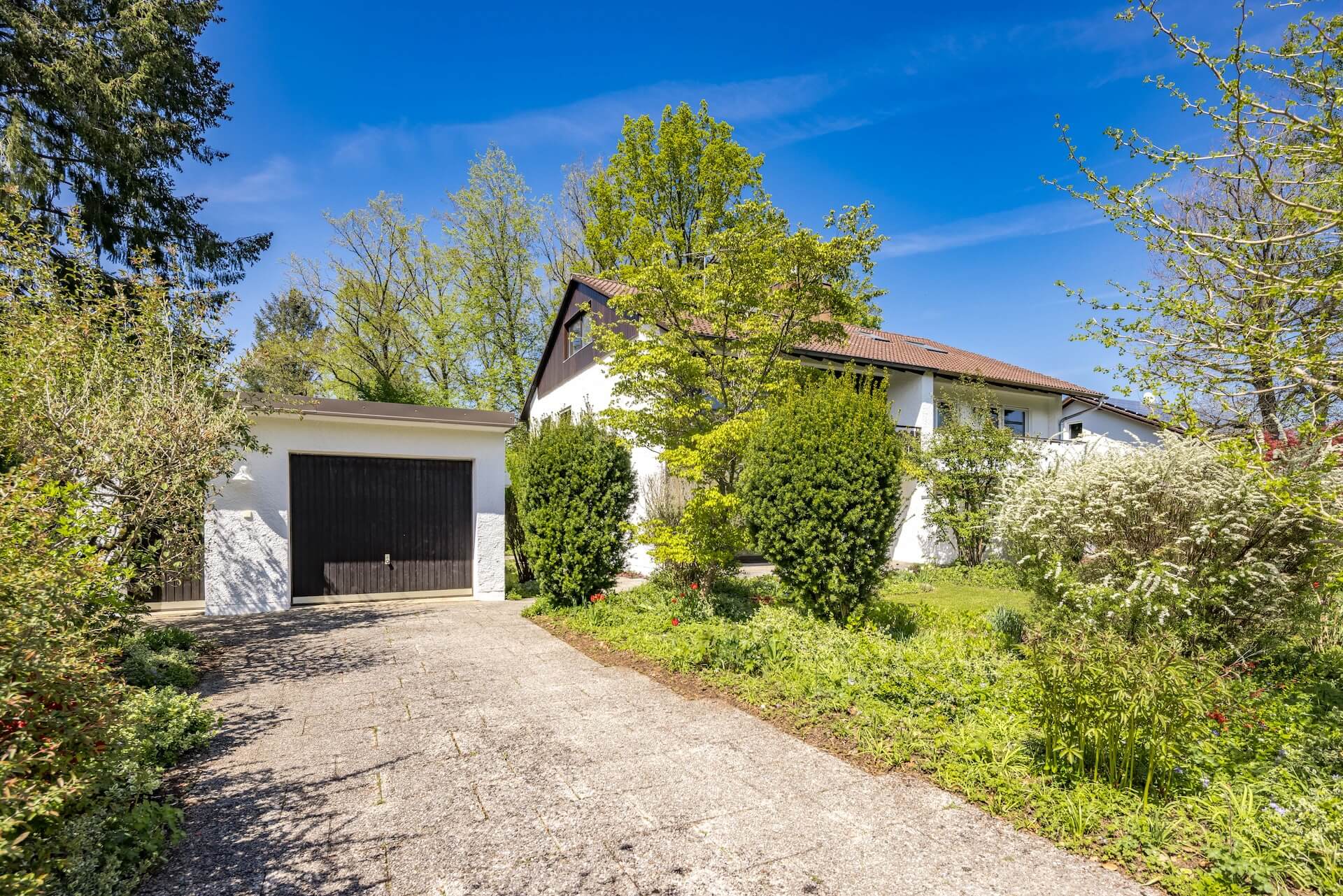 Einfahrt und Garage