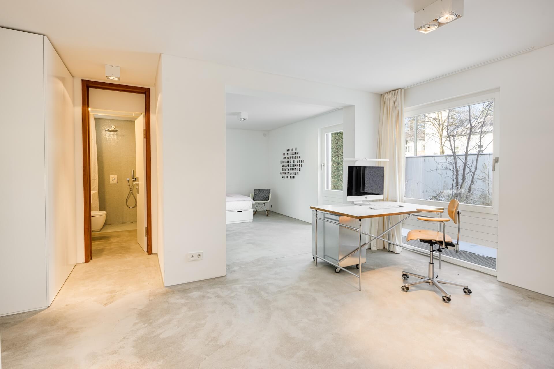 Großer Raum mit Eingangstüre und Duschbad