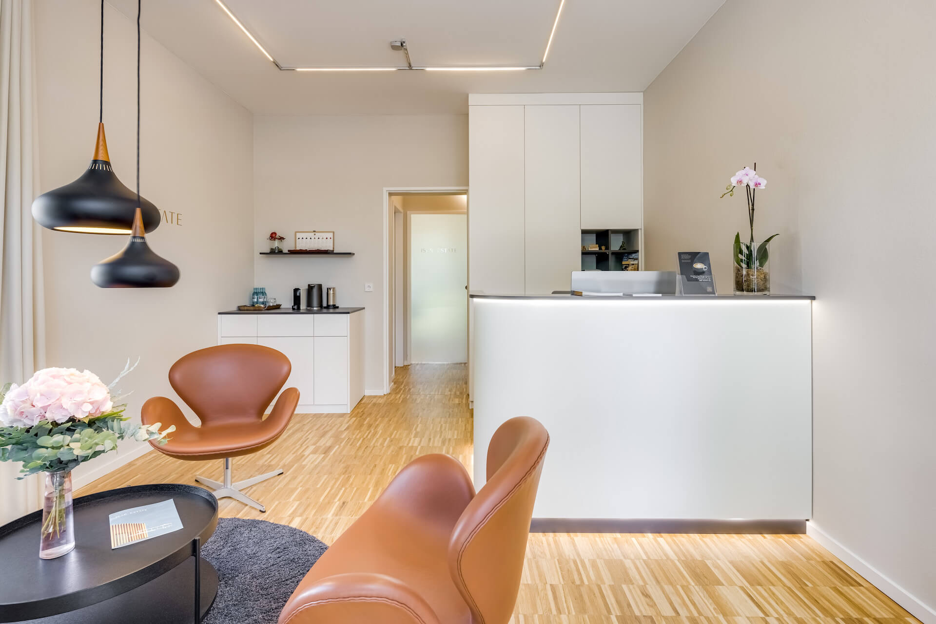 Vorderer Raum mit Theke und Einbauschränken