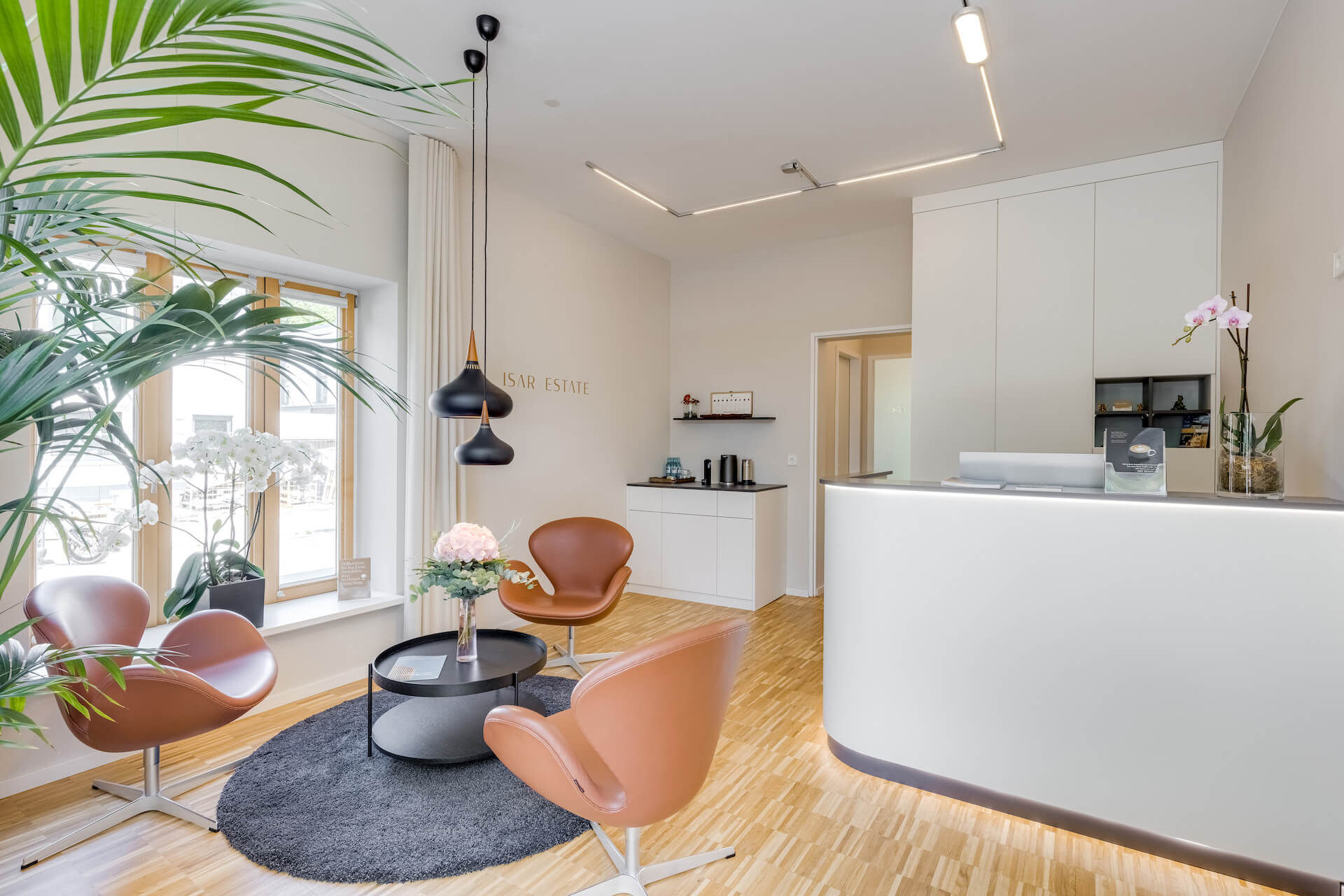 Vorderer Raum mit Theke und Einbauschränken