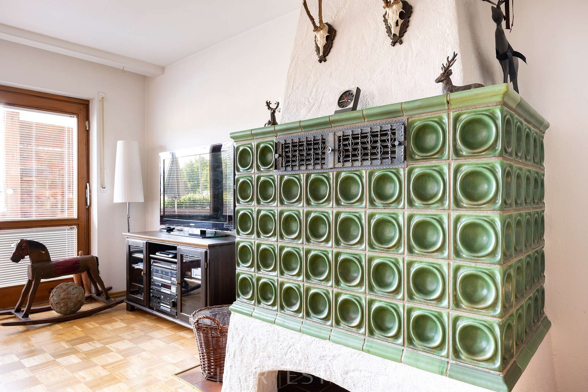 Wohnzimmer Kachelofen