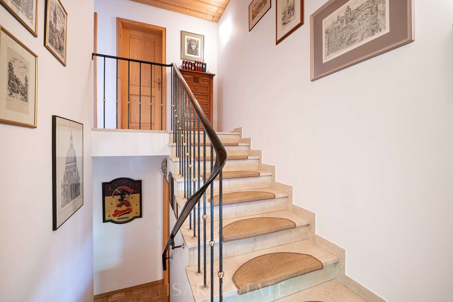 Treppe zum Obergeschoß