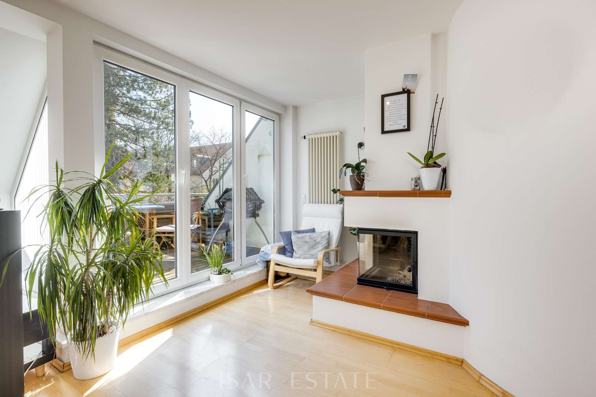 Wohn- und Essbereich mit Kamin