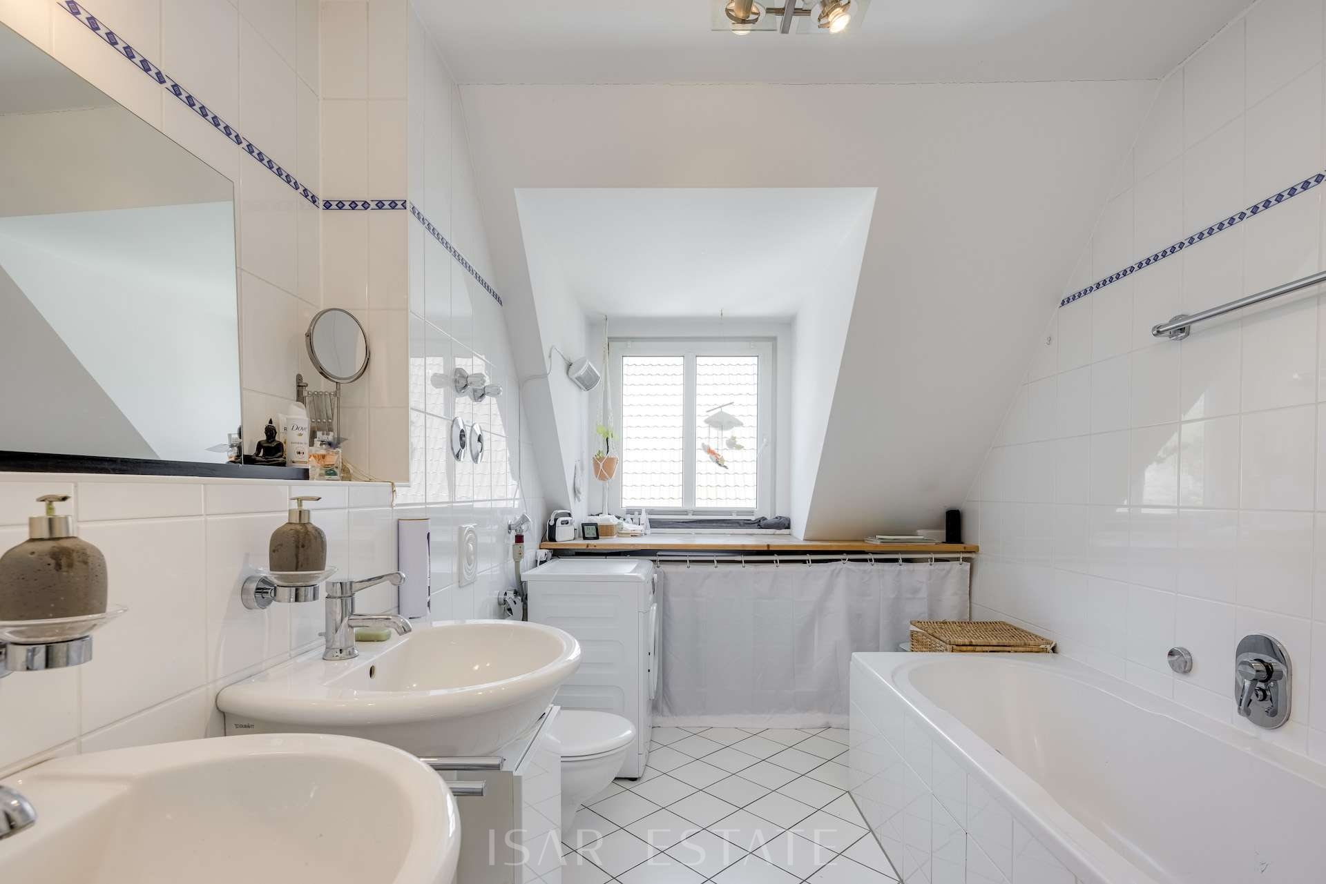 Badezimmer mit Badewanne und Dusche