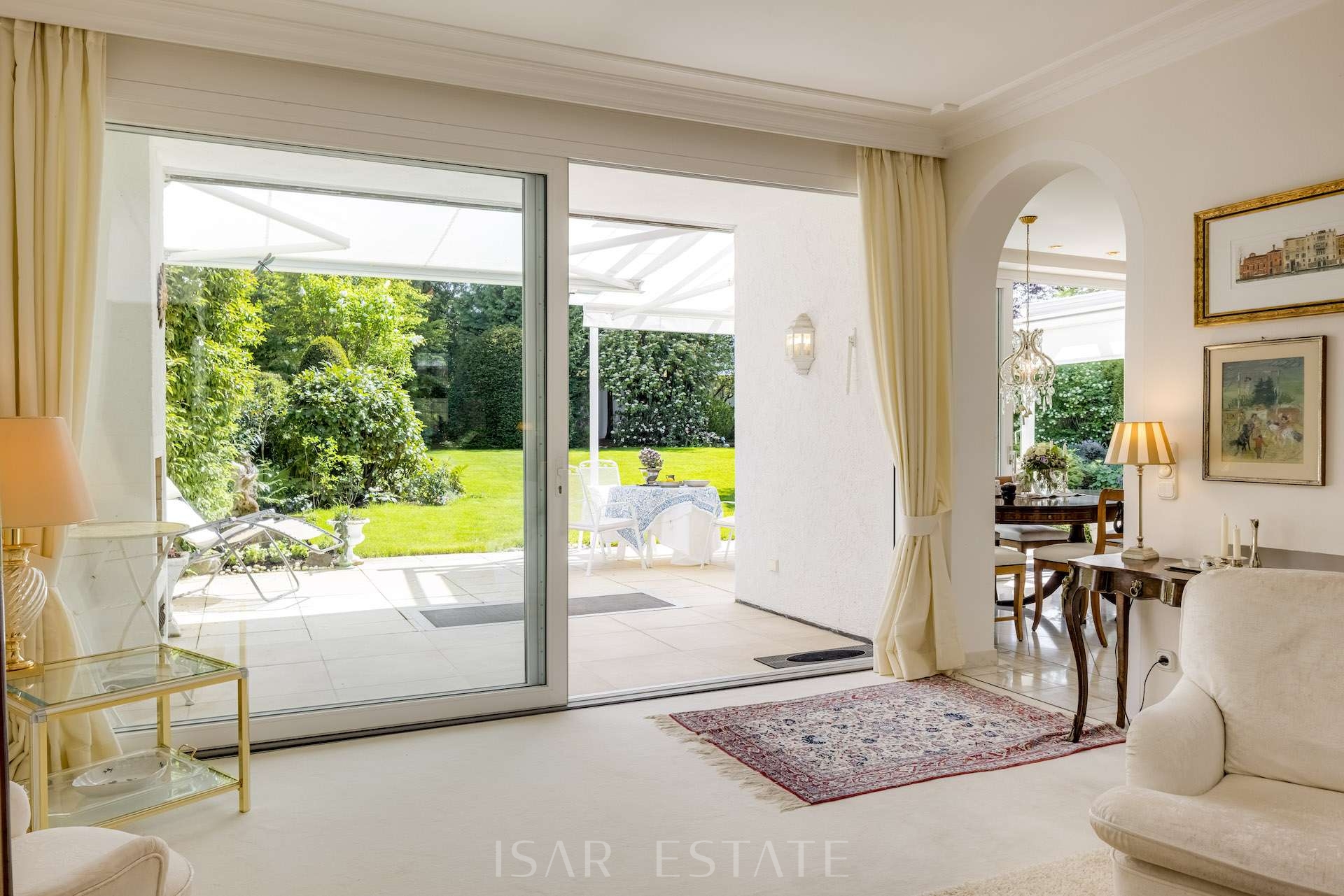 Wohnzimmer mit Blick auf Terrasse