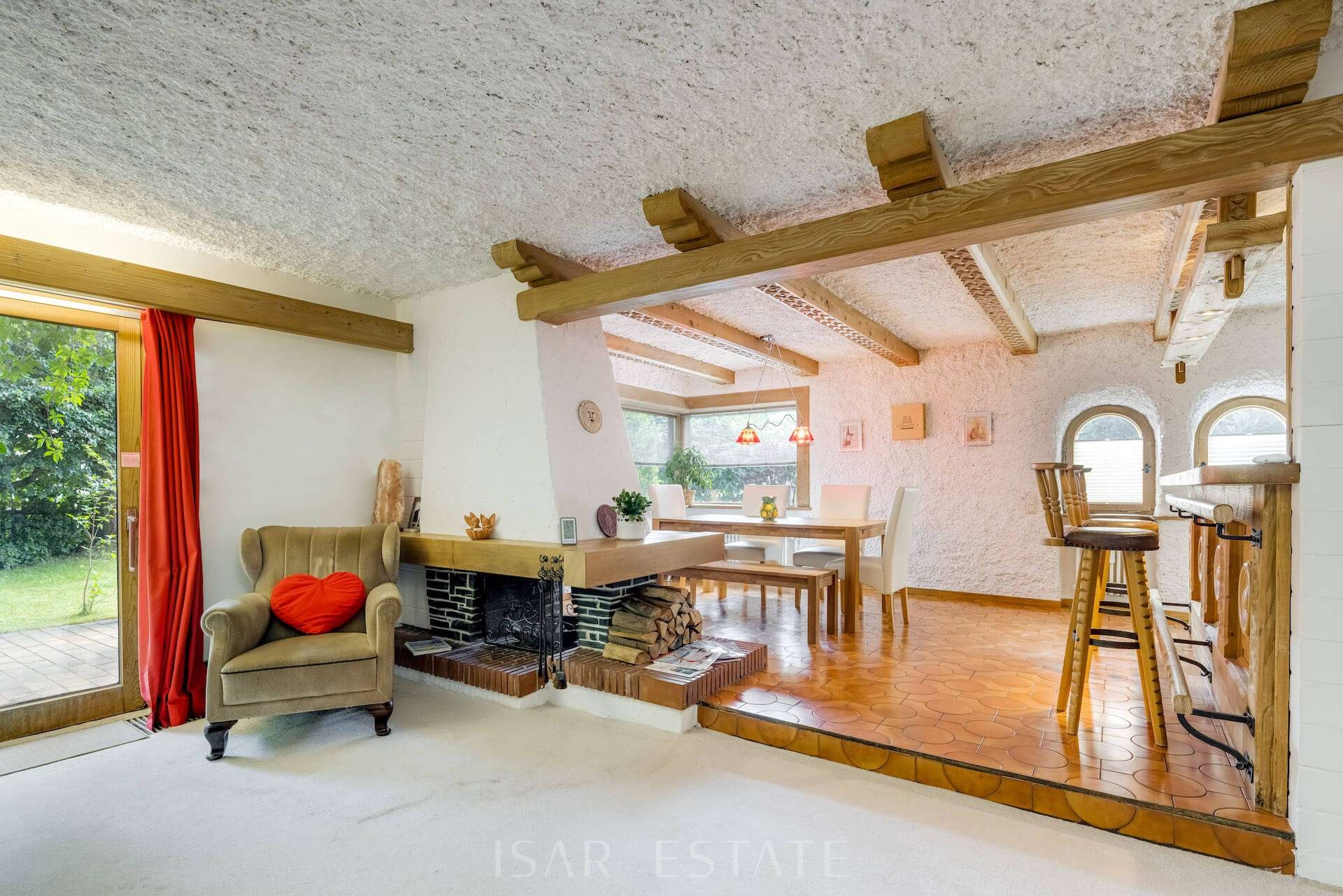 Blick vom Wohnzimmer aufs Esszimmer