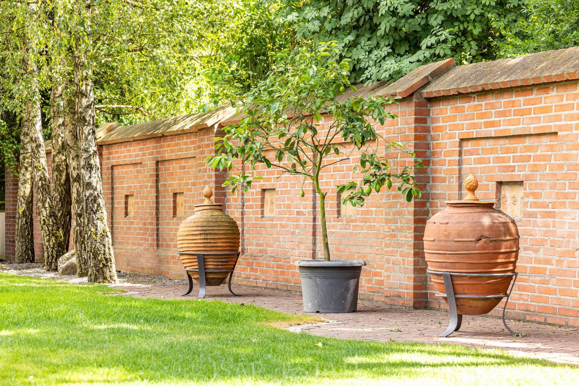 Ziegelsteinmauer und Tontöpfe