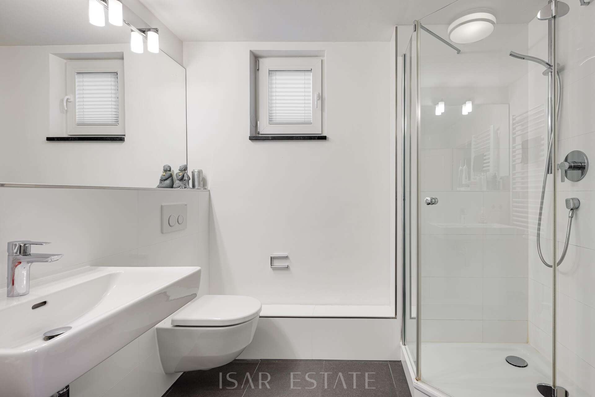 Badezimmer mit Dusche im UG