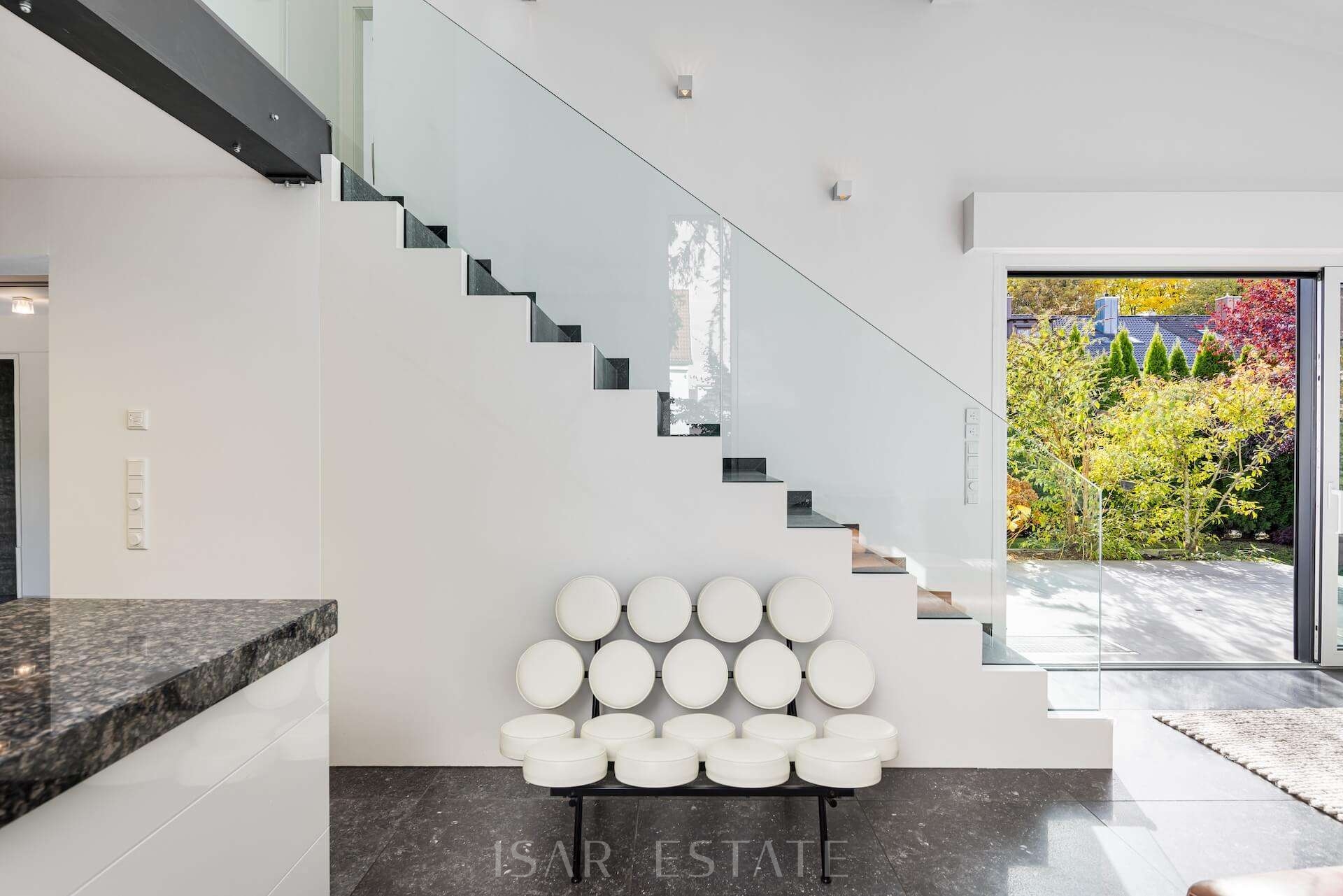 Treppenaufgang vom Wohnzimmer