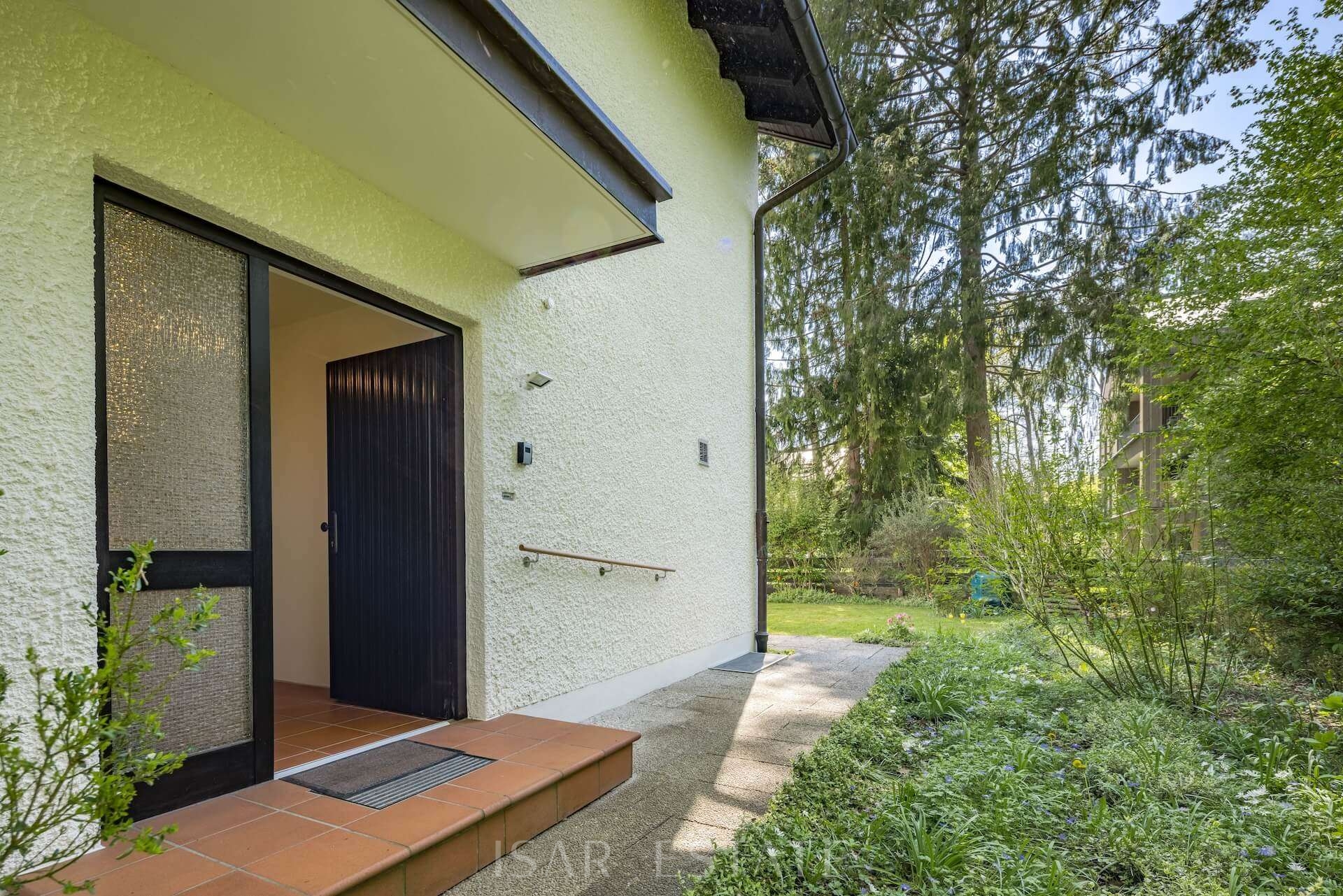 Überdachter Eingangsbereich