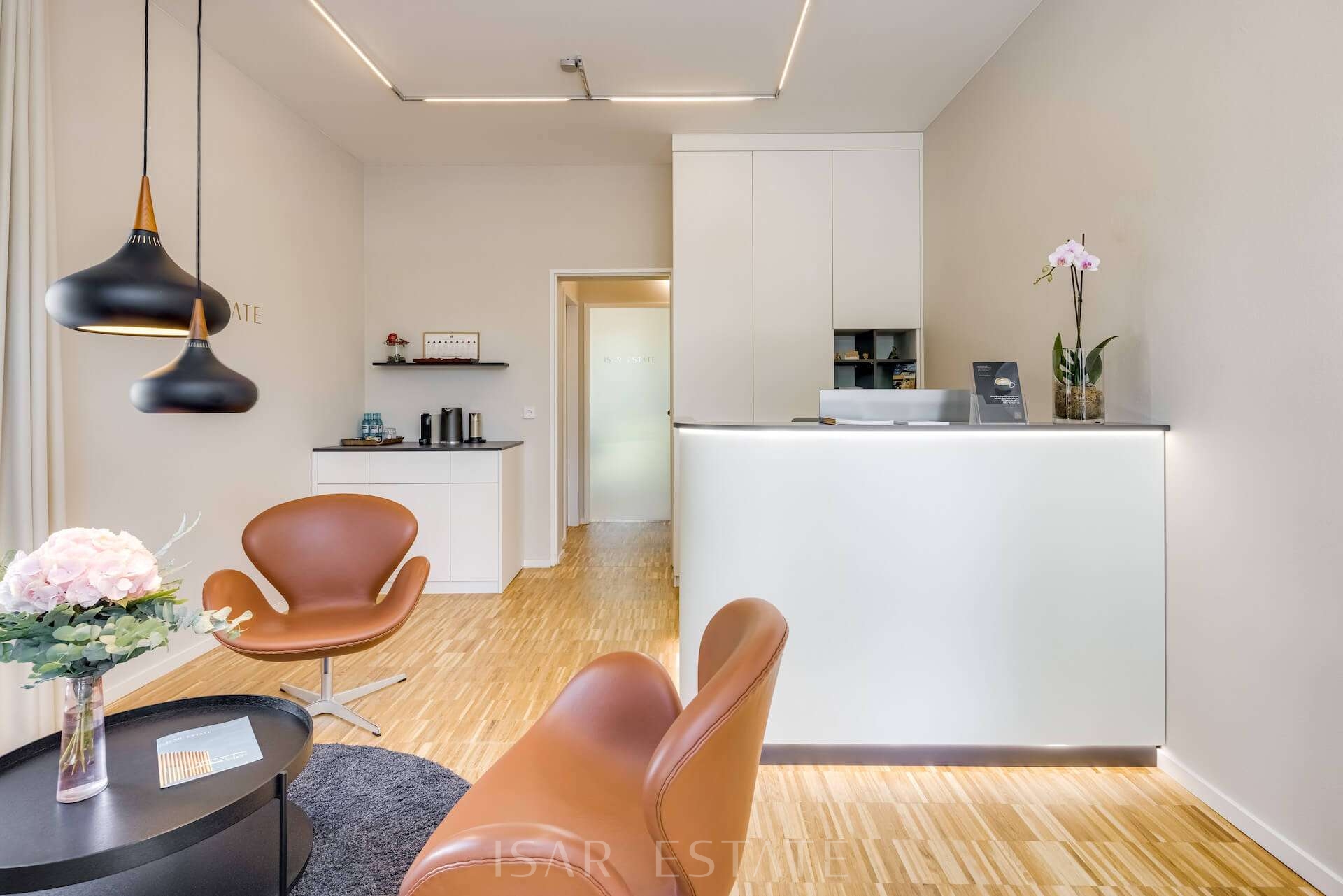 Vorderer Raum mit Theke und Einbauschränken