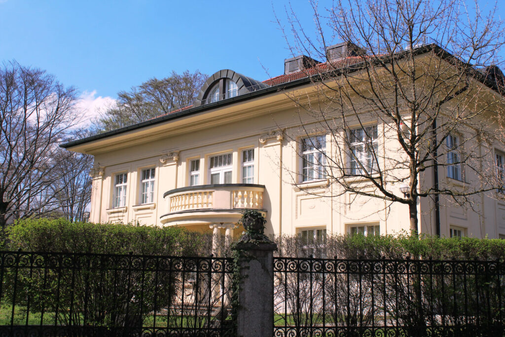 Real estate agent house sale villa munich