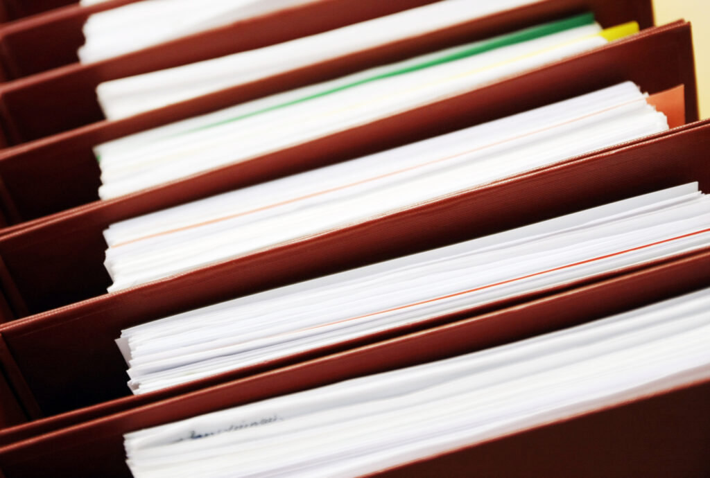 Naher Blick auf eine Reihe roter Aktenordner