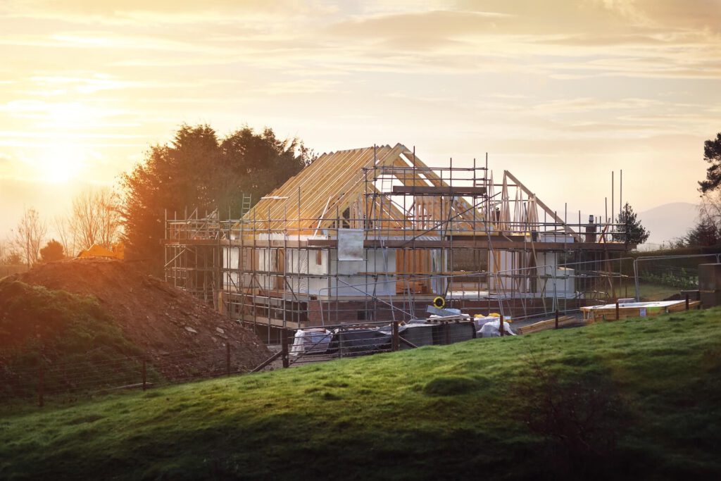 Hausbau mit Sonnenuntergang
