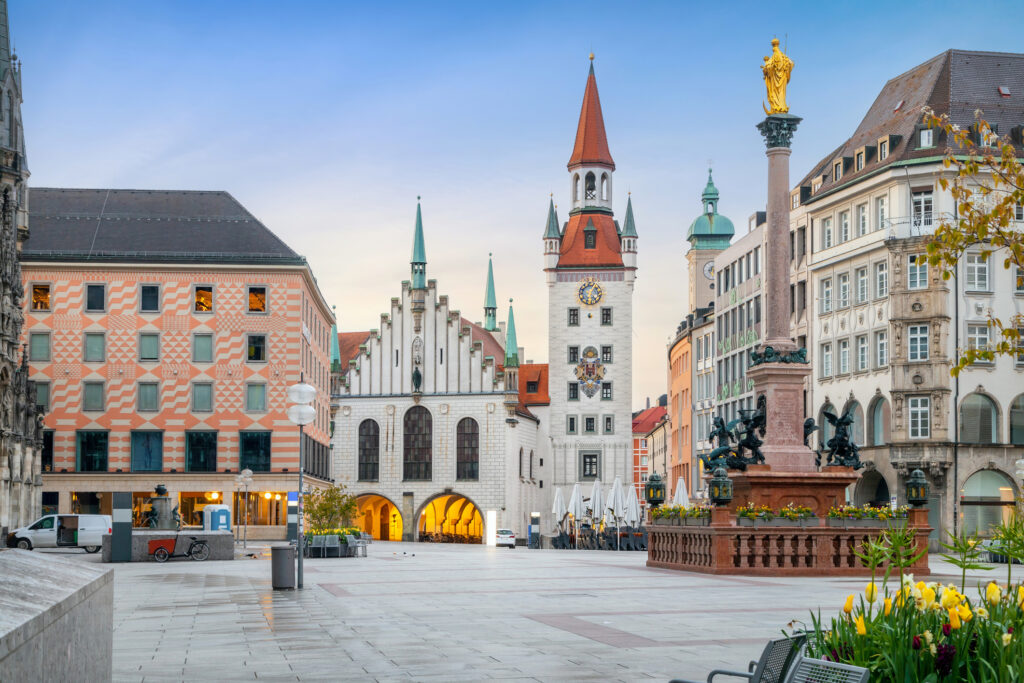 Münchner Marienplatz mit Mariensäule, Neuem Rathaus und historischen Fassaden bei Tageslicht