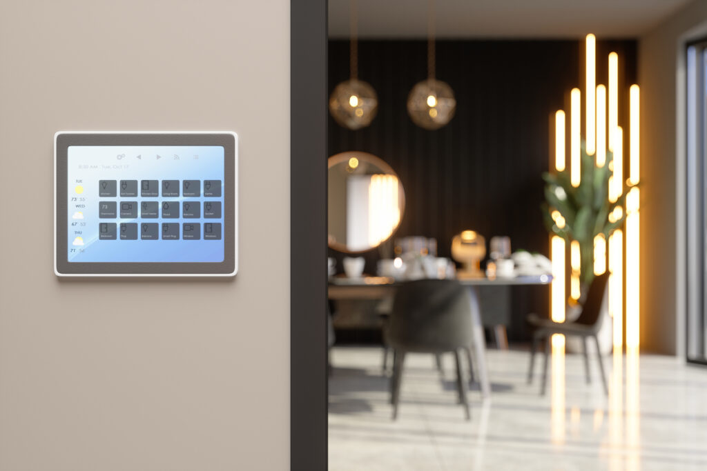 Smart-Home-Steuerung: Touchpanel an der Wand mit Blick in ein modernes Esszimmer.