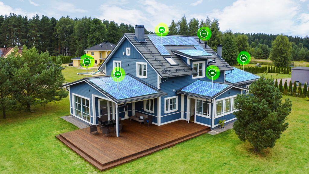 Haus mit Photovoltaikanlage und digital dargestellten Smart-Home-Funktionen rund um das Gebäude